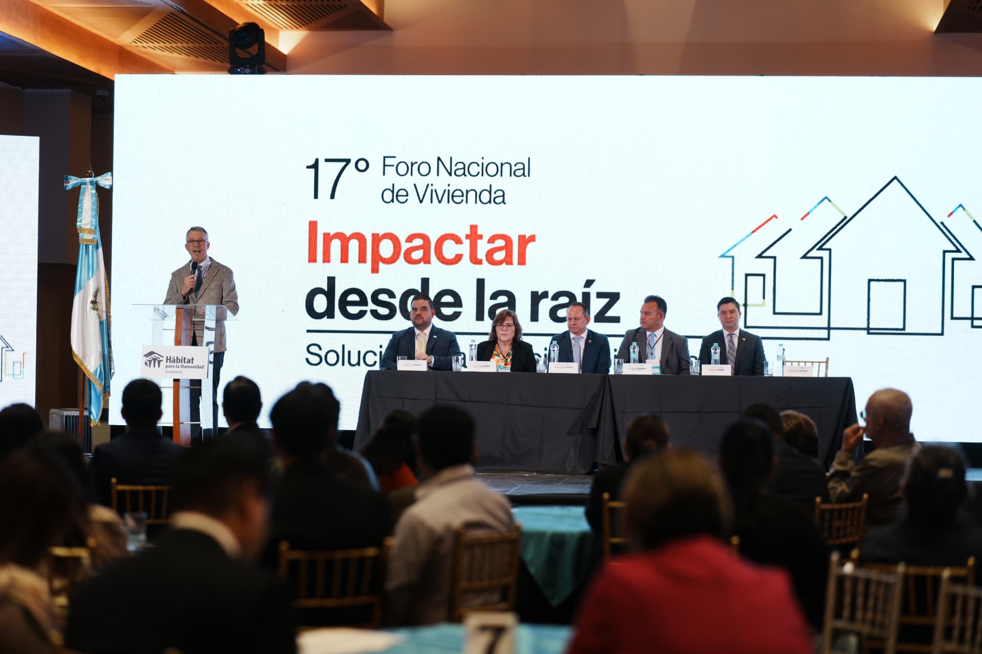 Inauguración del foro con la mesa principal en el escenario