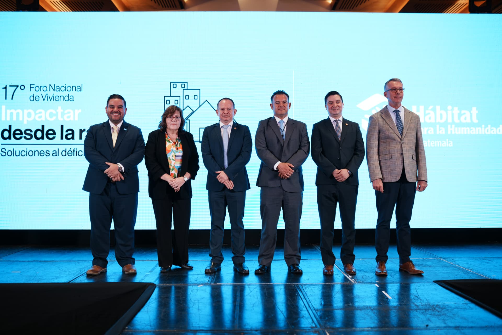 Fotografía oficial de autoridades del foro