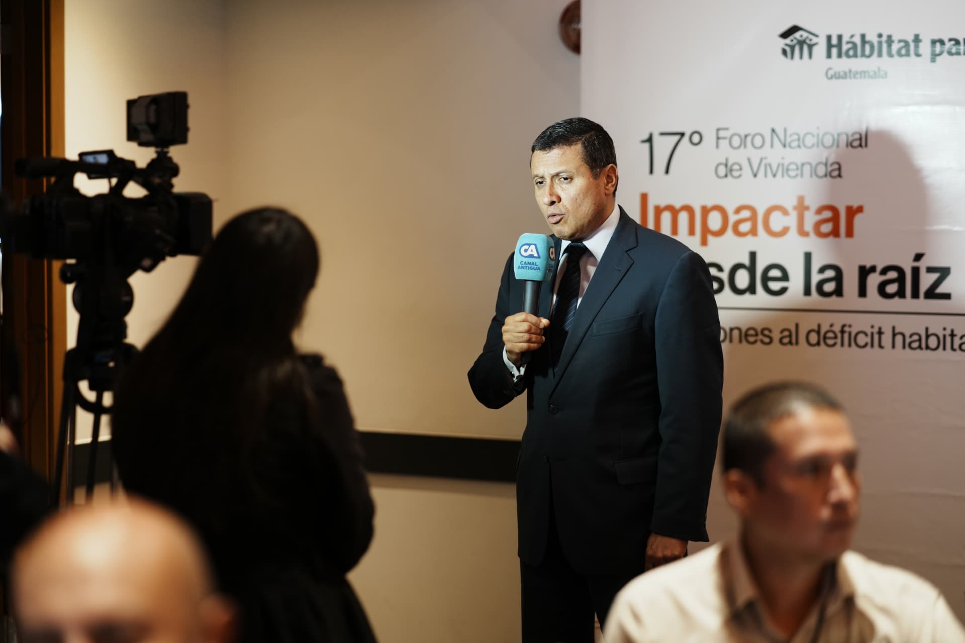 Entrevista a medios durante el foro
