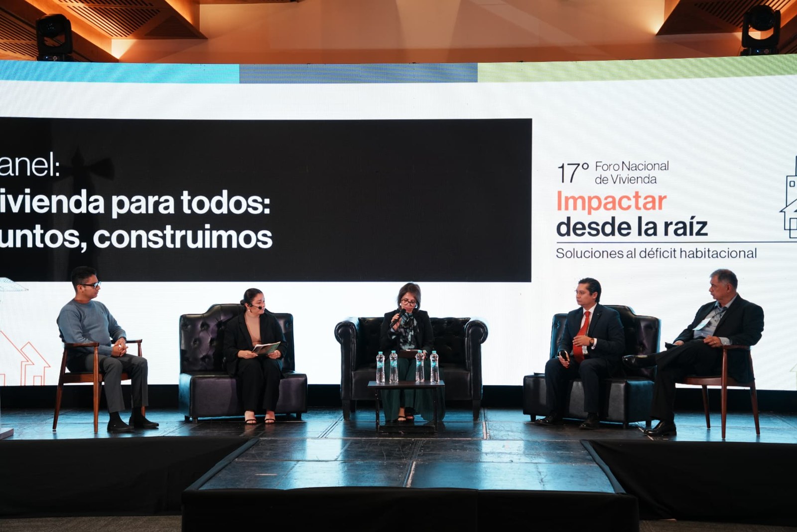 Panelistas conversando en el escenario del foro